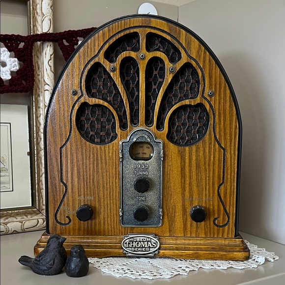 Vintage Style Wooden Thomas Museum Series AM/FM Radio